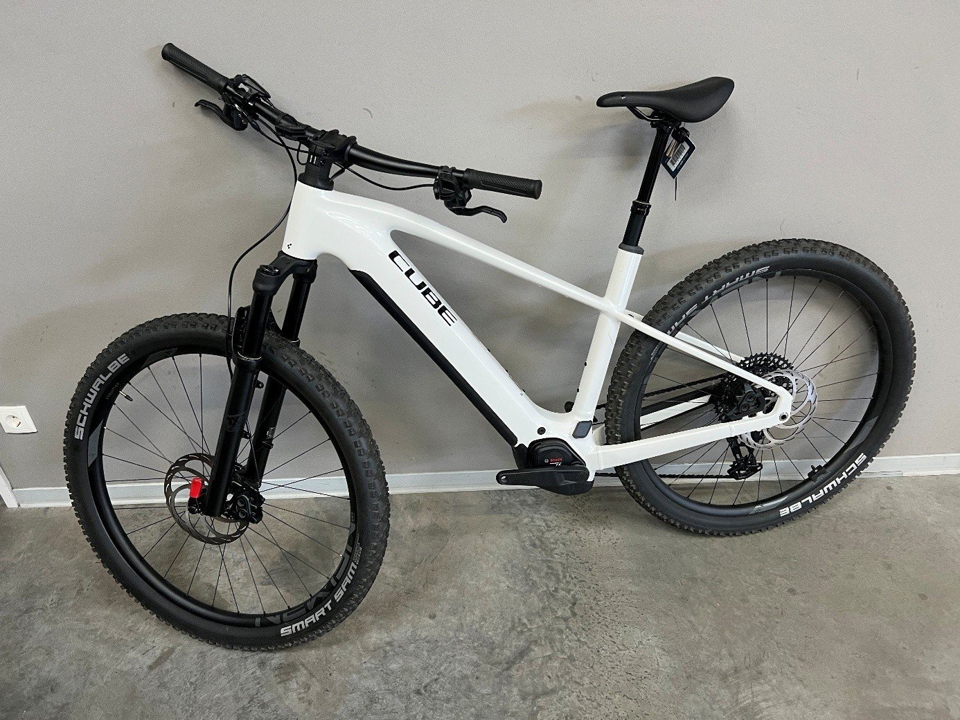 Cube Reaction Hybrid SLT 800 metallicwhite´n´black (Rückläufer) – Bild 2