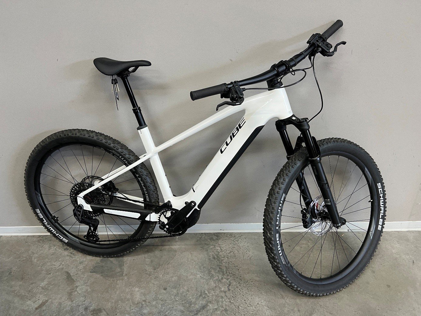 Cube Reaction Hybrid SLT 800 metallicwhite´n´black (Rückläufer) – Bild 3